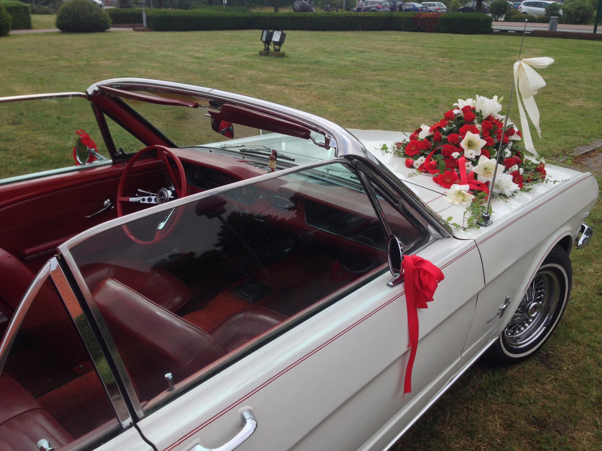 Mustang Cabrio mit Brautgesteck